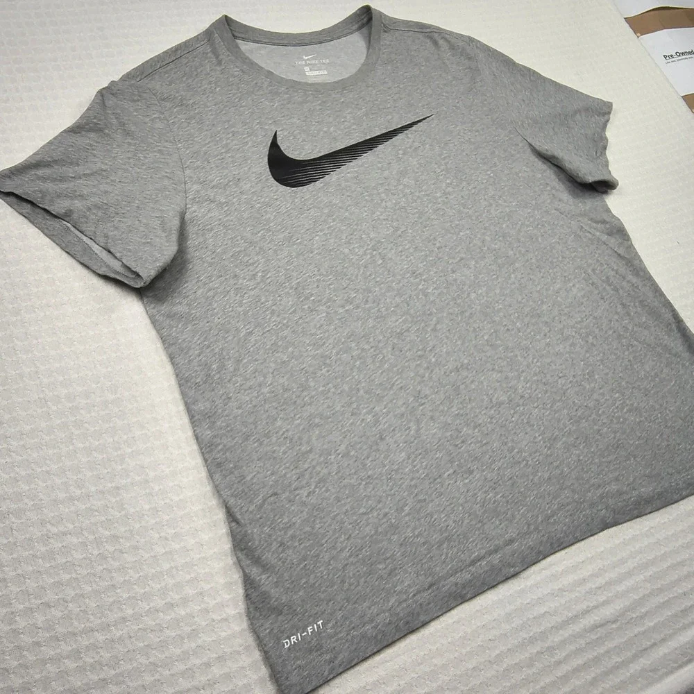 Nike Dri-Fit Mens XXL Gray Short Sleeve Graphic Swoosh T-Shirt Training Gym Tee